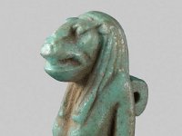 Aeg F 38  Aeg F 38, Spätzeit, Oberkörper der Thoeris, Blaugrüne Fayence, H 2,6 cm, B 1,4 cm, T 2,1 cm : Bestandskatalog Ägypten, Museumsfoto: Claus Cordes